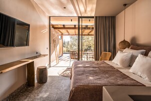 Double Swim up Pool Rooms | Premium bedding, in-room safe, desk, laptop workspace