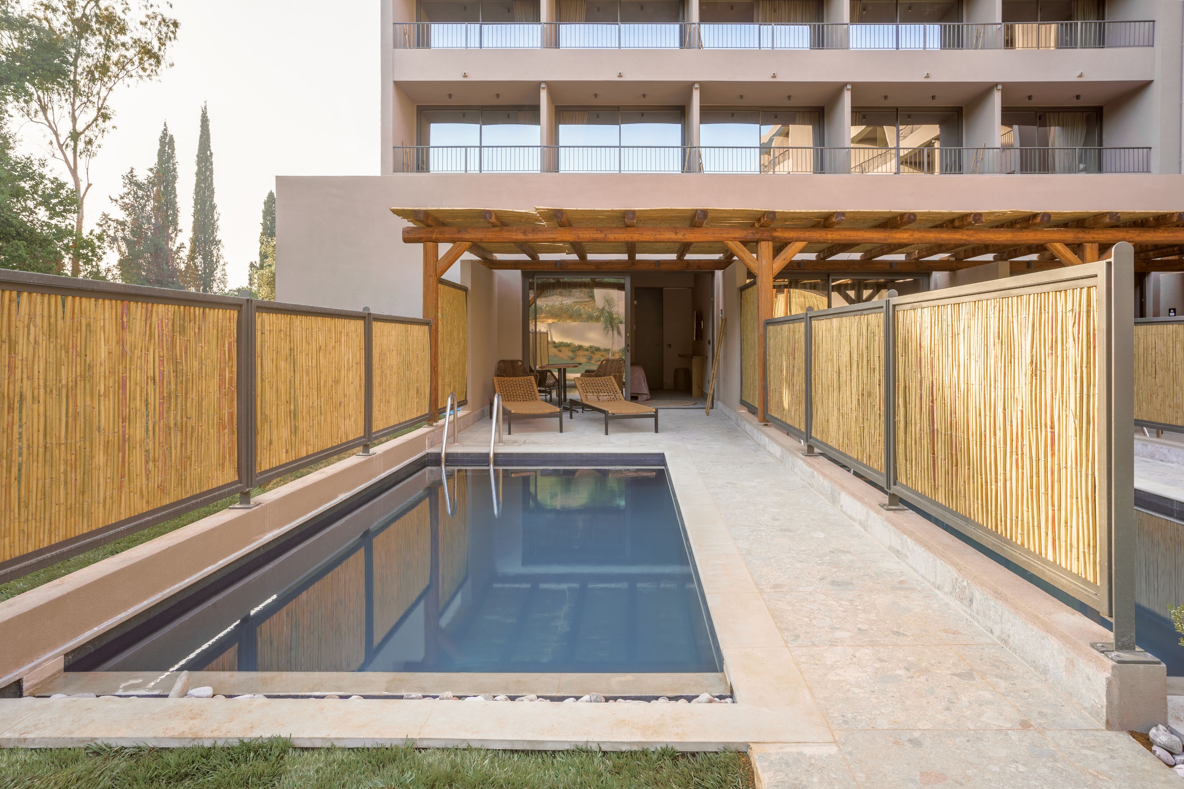 Double Swim up Pool Rooms | Ropa de cama de alta calidad, caja fuerte, escritorio