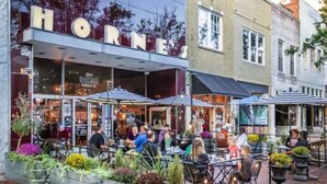 Un restaurant appelé « HORNE », doté d’une terrasse et agrémenté de plantes en pot.