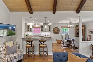 TV, caminetto, studio