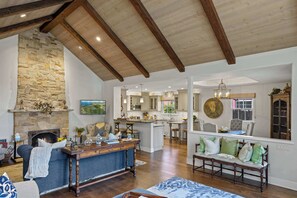 TV, caminetto, studio