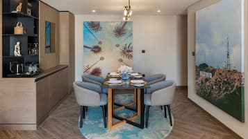 Co-Star Suite | Oppholdsområde | En 55-tommers smart-TV med digitale kanaler samt TV