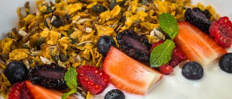 Eine Schüssel Müsli mit Joghurt und frischem Obst.