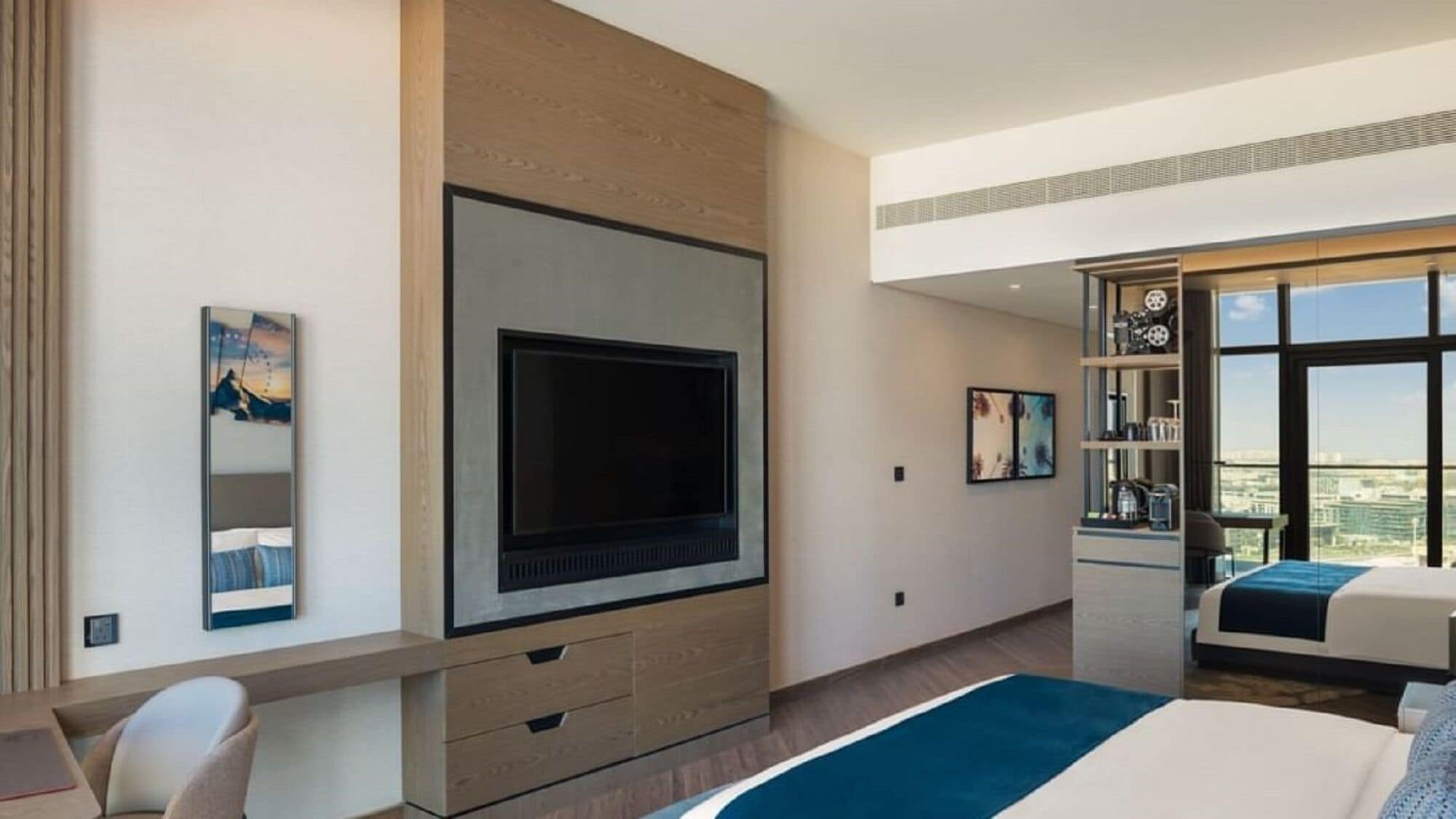 Superior tweepersoonskamer | Woonruimte | Een 55-inch smart-tv met digitale zenders en televisie
