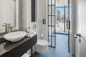 Co-Star Suite | Baño | Tina profunda, amenidades de baño de diseñador, secadora de cabello