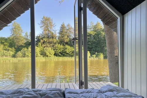 Cozy cottage with water views from the beds