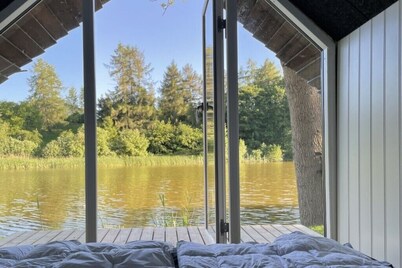 Cozy cottage with water views from the beds