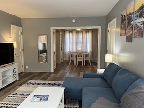 Smart TV, video games, DVD player, books - Historic Mc Kennan Park Apt 2 (1 bed 1 bath) - KP220APT2 (Sioux Falls)