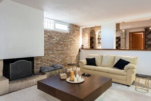 Una Smart TV, una chimenea