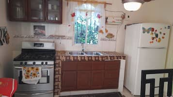 Kühlschrank, Ofen, Wasserkocher mit Kaffee-/Teezubehör, Toaster