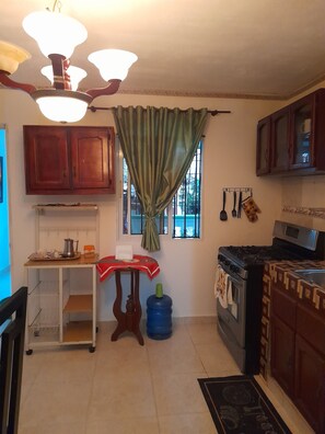 Refrigerador, horno, cafetera y tetera y tostadora 
