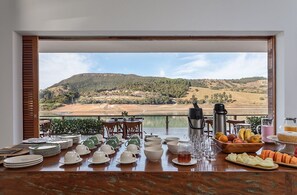 Free buffet breakfast on weekends - Noah Inn (Capitólio)