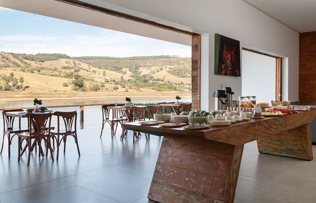 Café da manhã com buffet grátis nos fins de semana