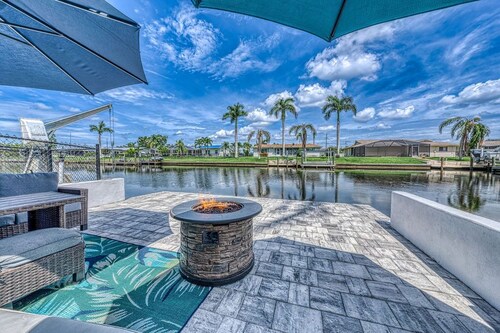 Cape Coral Paradise Waterfront Getaway with heated Pool