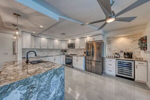 冷蔵庫、電子レンジ、オーブン、コンロ