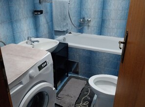 Apartamento (Two Bedroom Apartment With Terrace) | Banheiro | Chuveiro, toalhas de banho
