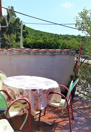 شقة (Two Bedroom Apartment With Terrace) | شرفة