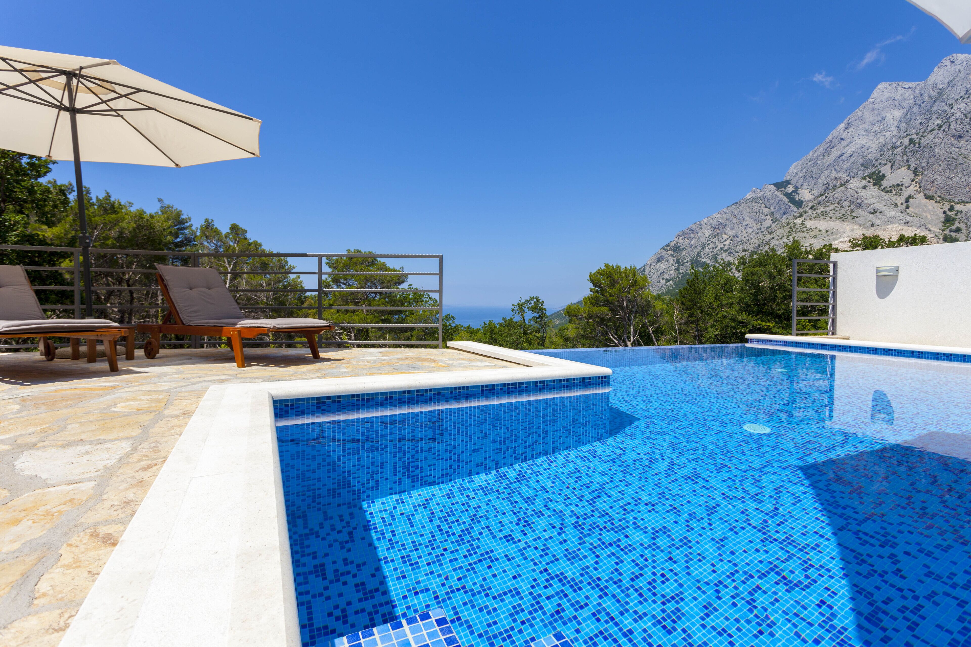 Alberca al aire libre y alberca climatizada