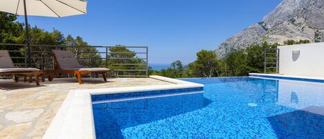 Alberca al aire libre y alberca climatizada