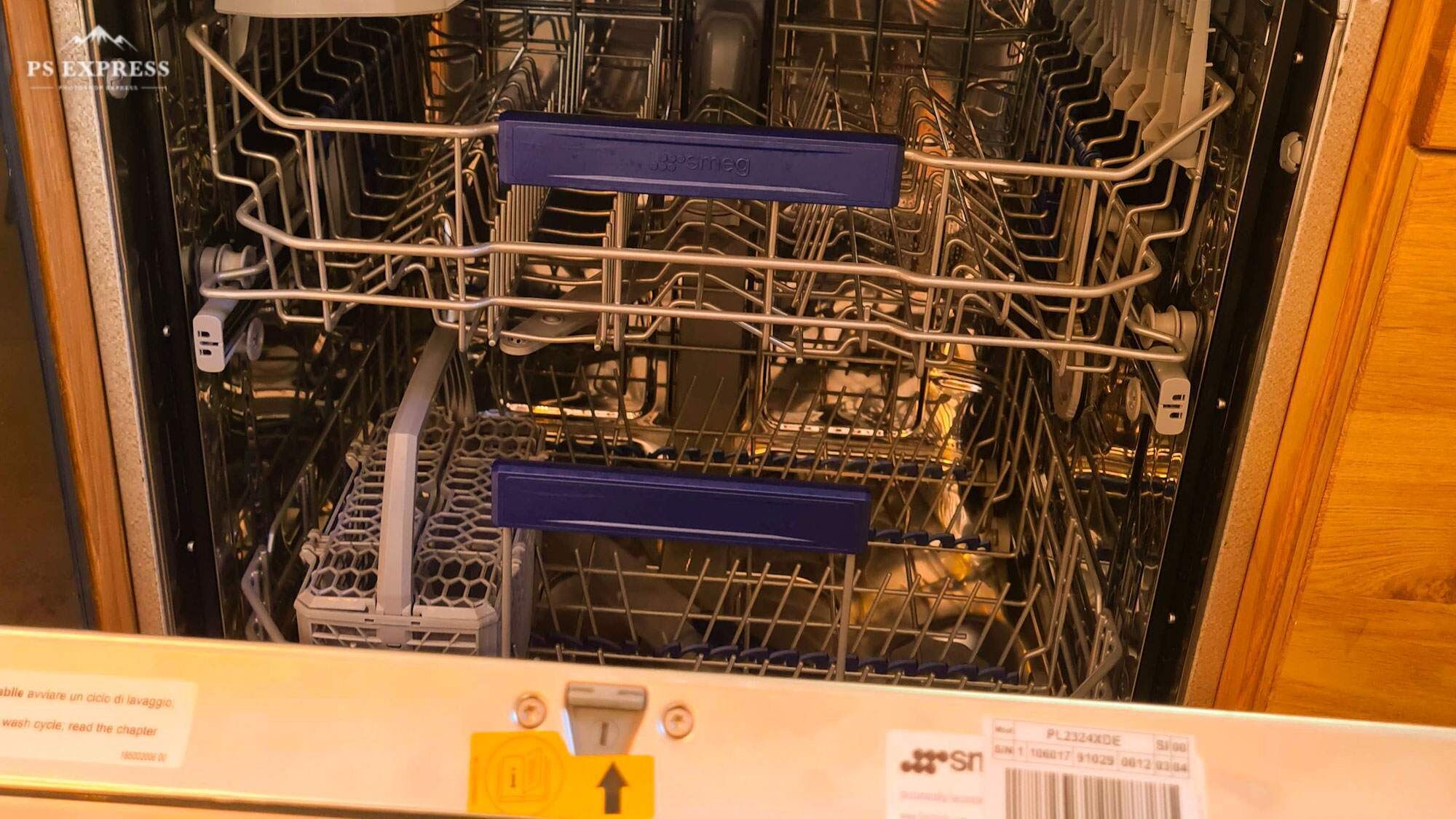 Un lave-vaisselle doté de plusieurs niveaux et d’un panneau de commande.