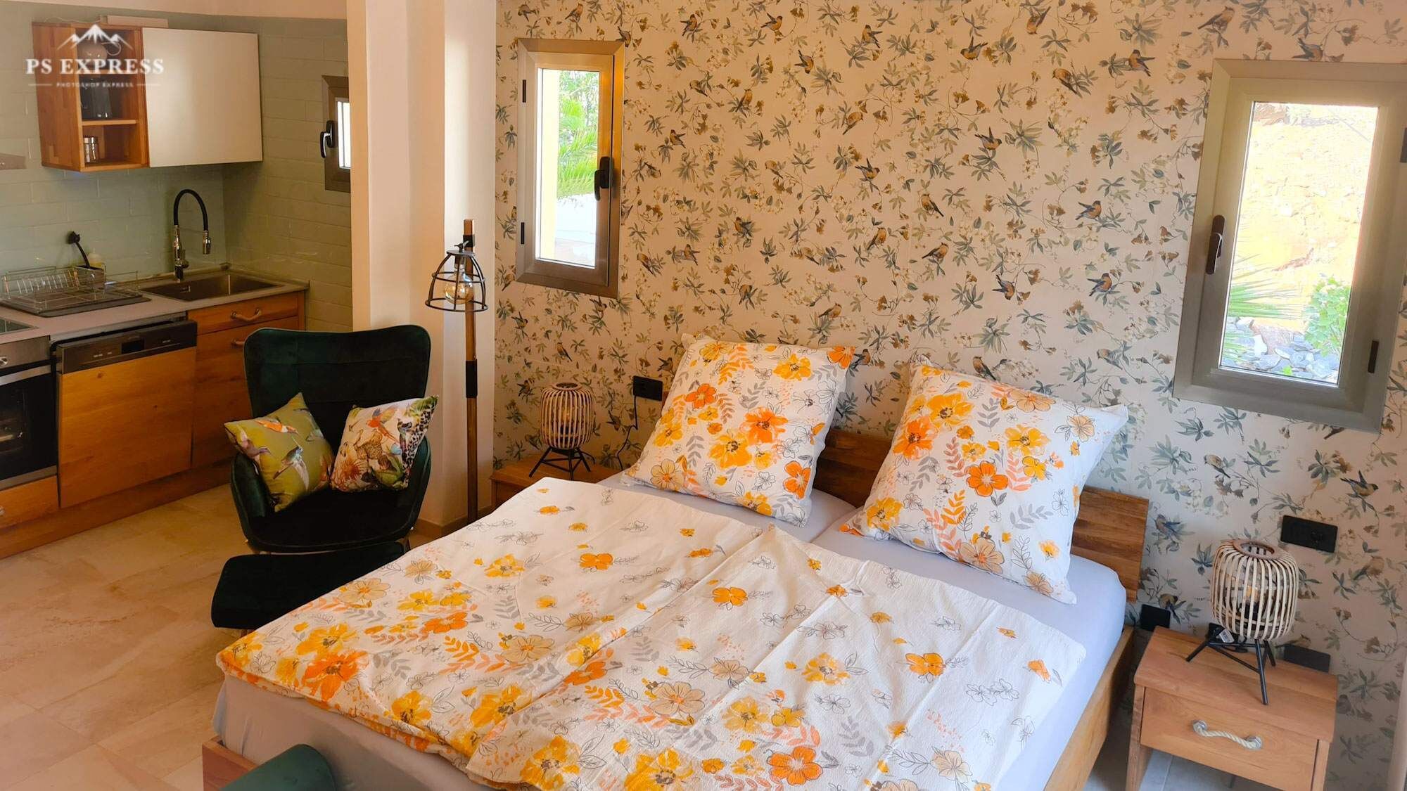 Una camera da letto con un letto, una sedia, un comodino, una lampada e una finestra.