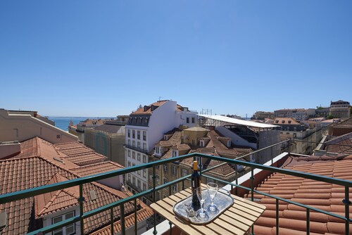 360º Rooftop Lisbon and River View