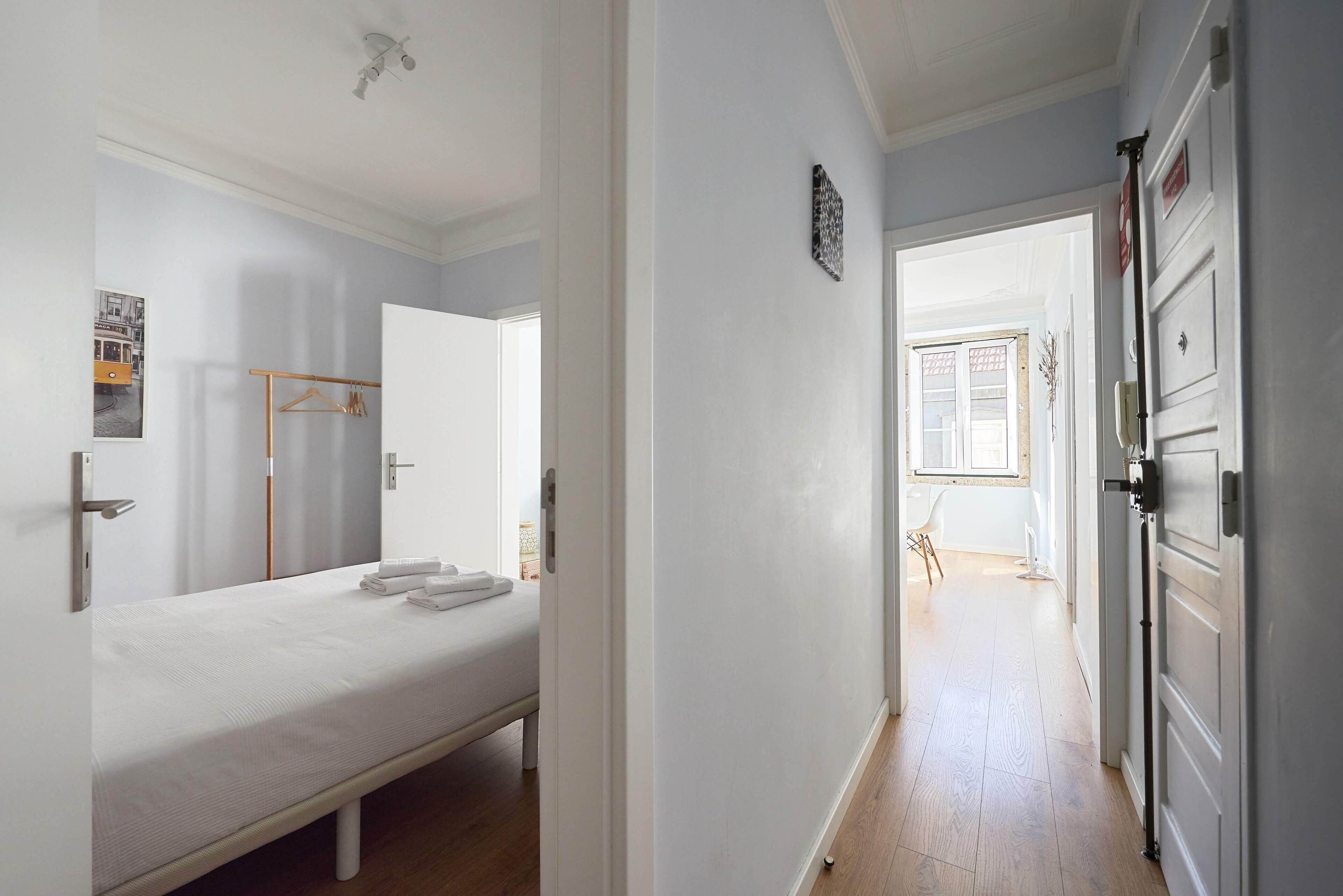 Een strijkplank/strijkijzer, reisbedje, wifi, beddengoed