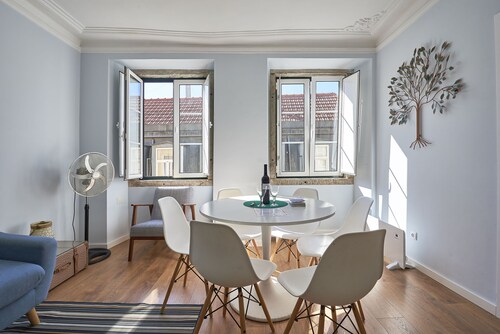 NEW! River View Elegant Apartment - Historical Lisbon