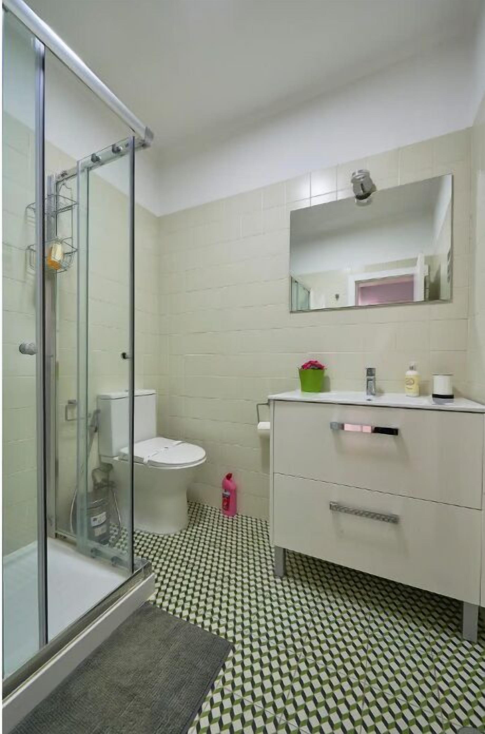 Een haardroger, handdoeken