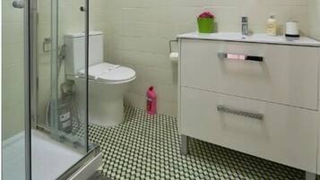 Een haardroger, handdoeken