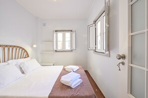 5 chambres, fer et planche à repasser, lit de bébé portatif, Wi-Fi