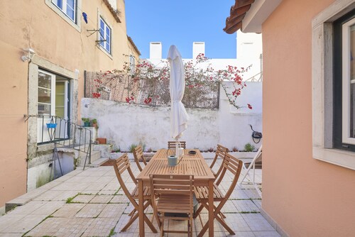 NEW! Amazing Aparment with Lovely Terrace in Historical Lisbon