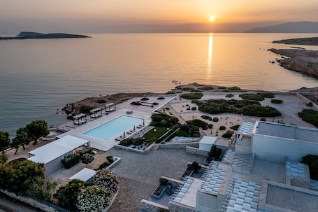 Pool. Superior Villa Sea View