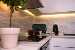 Kühlschrank, Mikrowelle, Herdplatte, Wasserkocher mit Kaffee-/Teezubehör