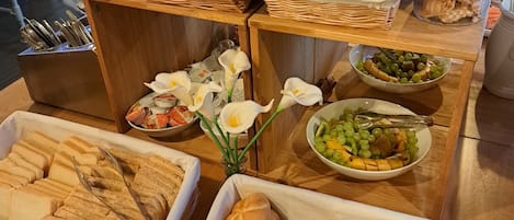 Daily continental breakfast (EUR 8 per person)