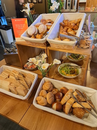 Desayuno continental diario (EUR 8 por persona)