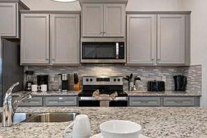 冰箱、微波炉、烤箱、炉灶