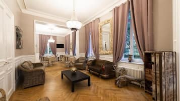 Télévision à écran plat de 100 cm avec chaßnes numériques, télévision