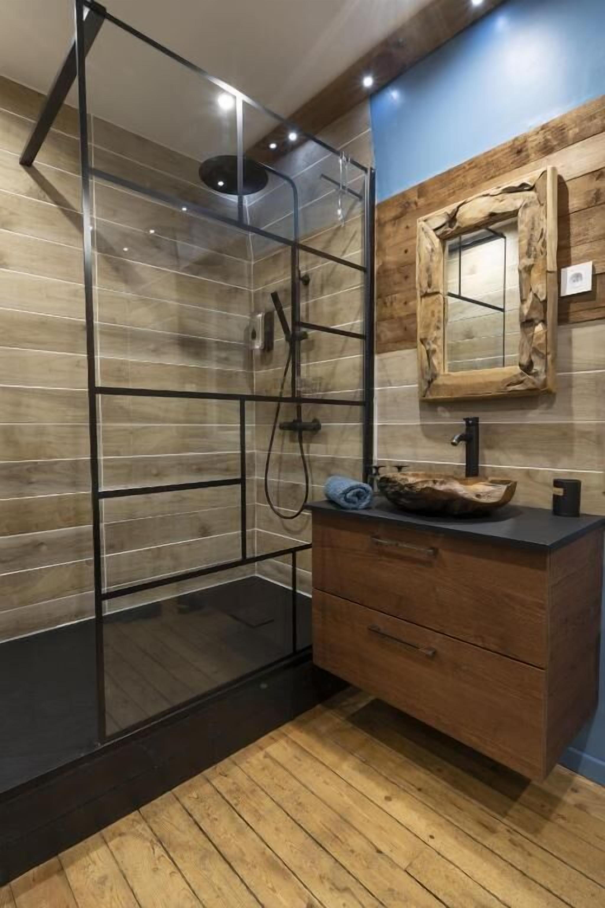 Pengering rambut, handuk, sabun, dan tisu toilet