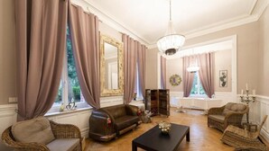 100-cm flat-screen TV with digital channels, TV - Domaine les tilleuls (Wailly-Beaucamp)