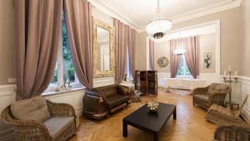 Televisi layar datar 100-cm dengan saluran TV digital dan TV