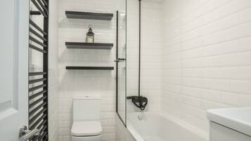 Combined shower/tub
