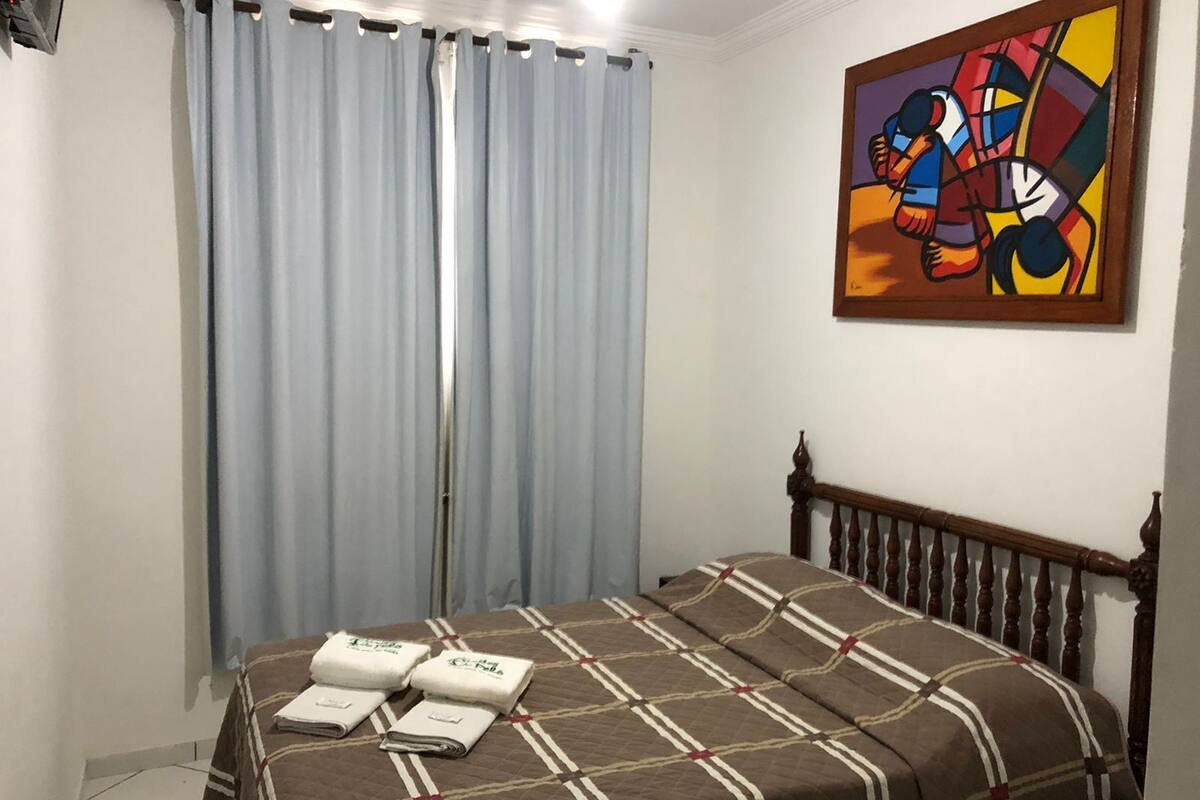 Habitación básica con 1 cama doble o 2 individuales | Minibar, cortinas opacas, wifi gratis y ropa de cama