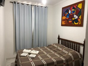 Habitación básica con 1 cama matrimonial o 2 individuales | Minibar, cortinas blackout, wifi gratis y ropa de cama 