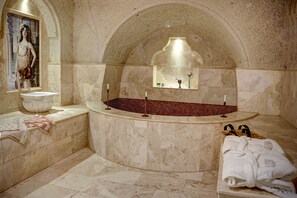 Cave Exclusive Suite | Badezimmer | Dusche, Regendusche, Haartrockner, Bademäntel