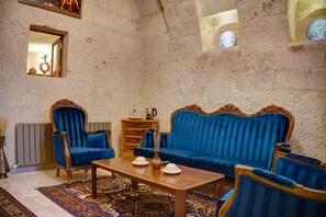 Cave Exclusive Suite | Lakens van Egyptisch katoen, luxe beddengoed, individueel gedecoreerd