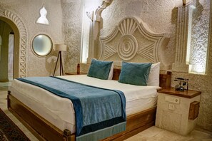 Cave Exclusive Suite | Lakens van Egyptisch katoen, luxe beddengoed, individueel gedecoreerd