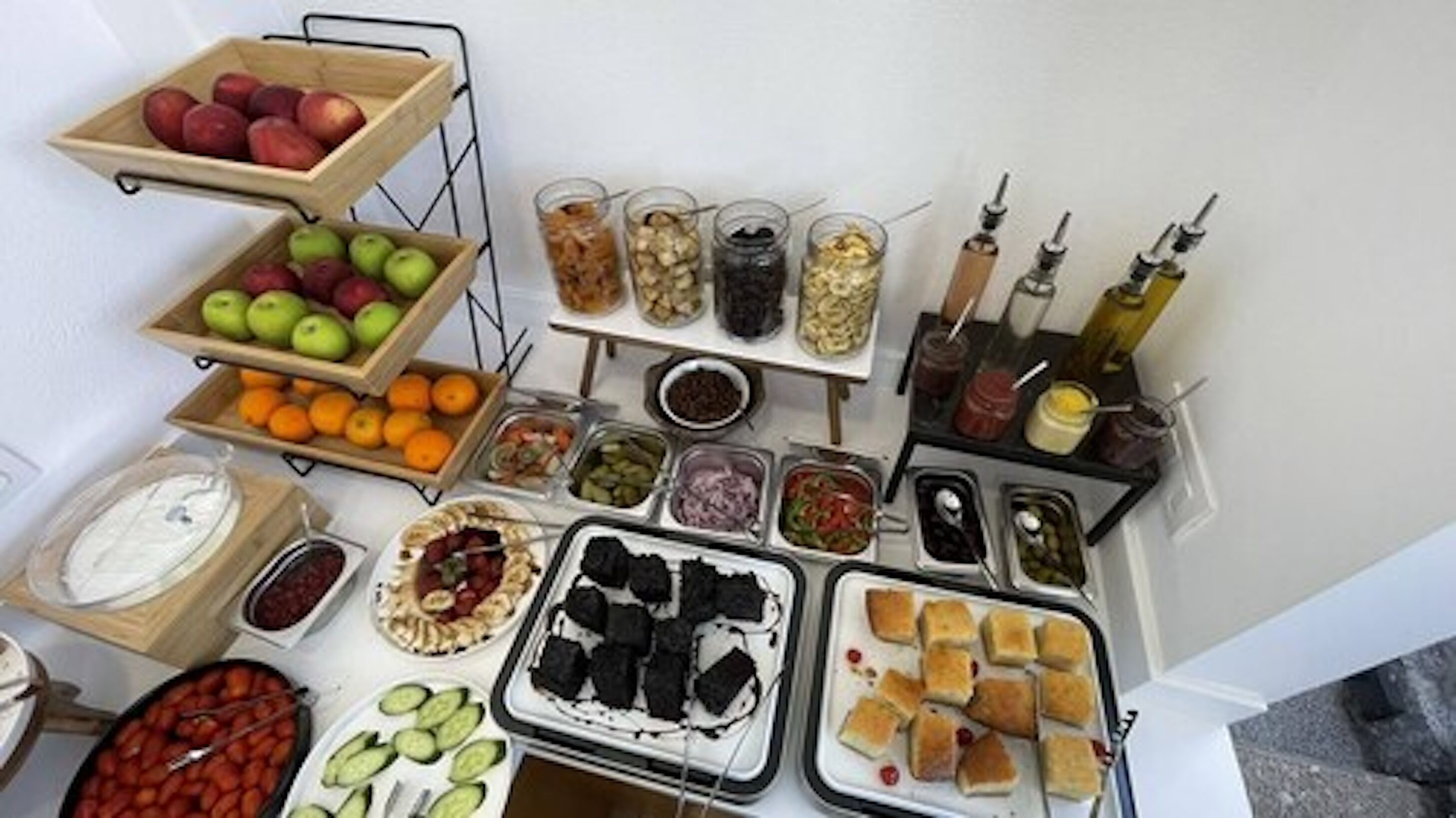 Une table de buffet proposant divers plats et accompagnements.