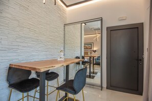Junior Suite with Mountain View or Pool View & Outdoor Jetted Tub | Servicio de comidas en la habitación