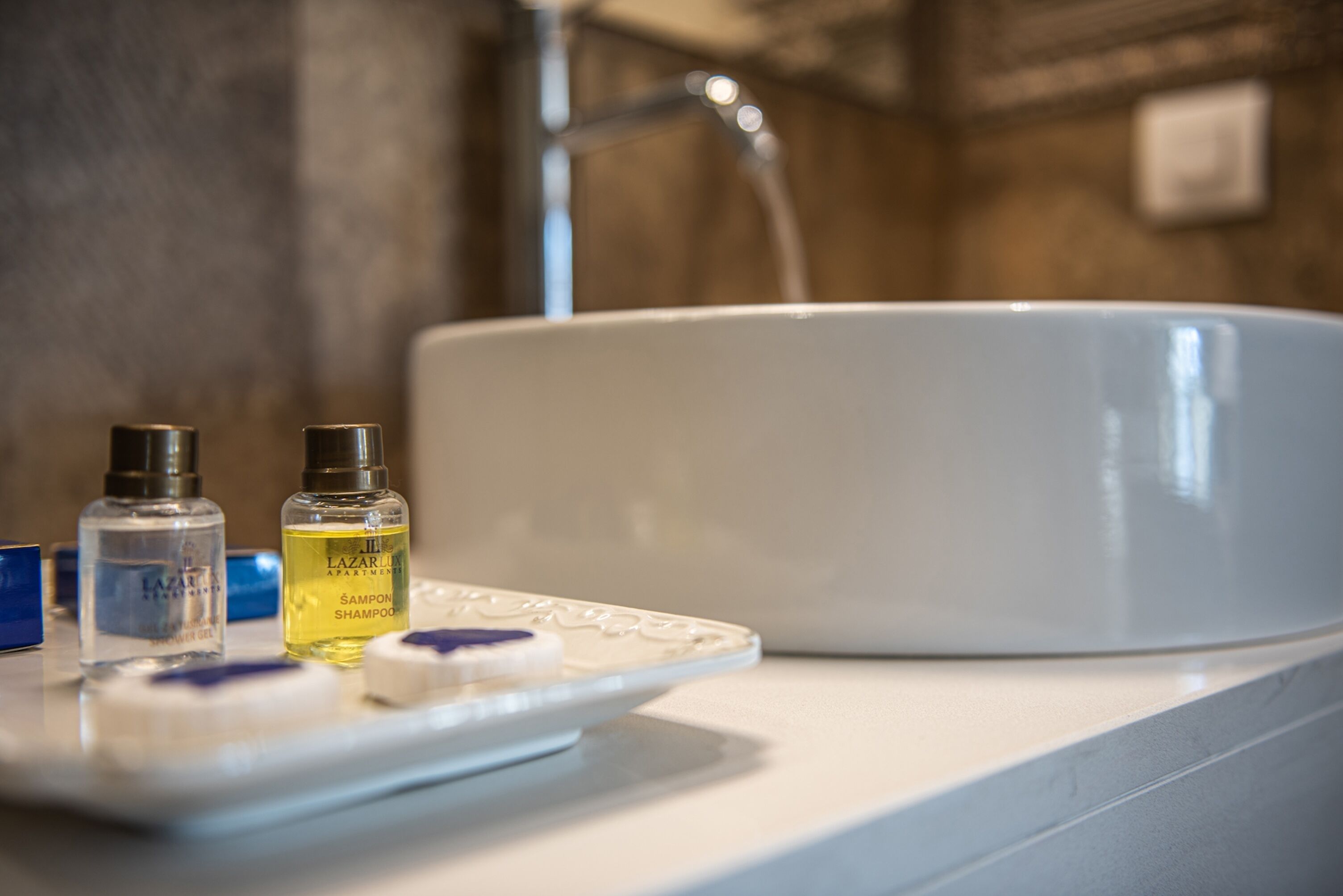 Un lavabo de salle de bain avec des articles de toilette.